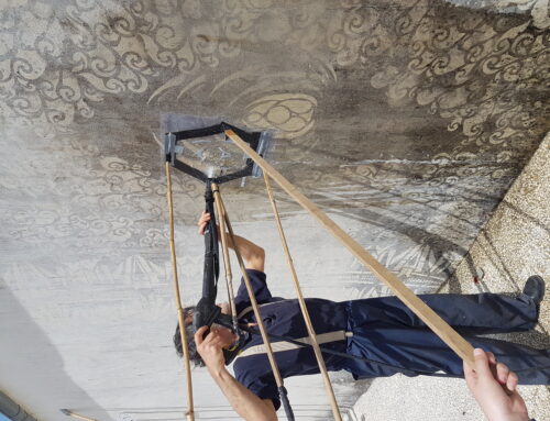 Artisans et artiste autour d’un atelier pochoir